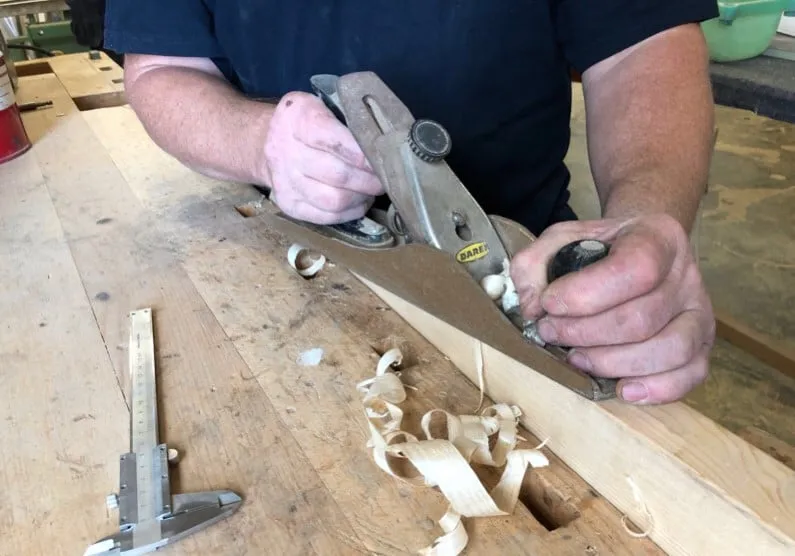 L'artisan dans son atelier